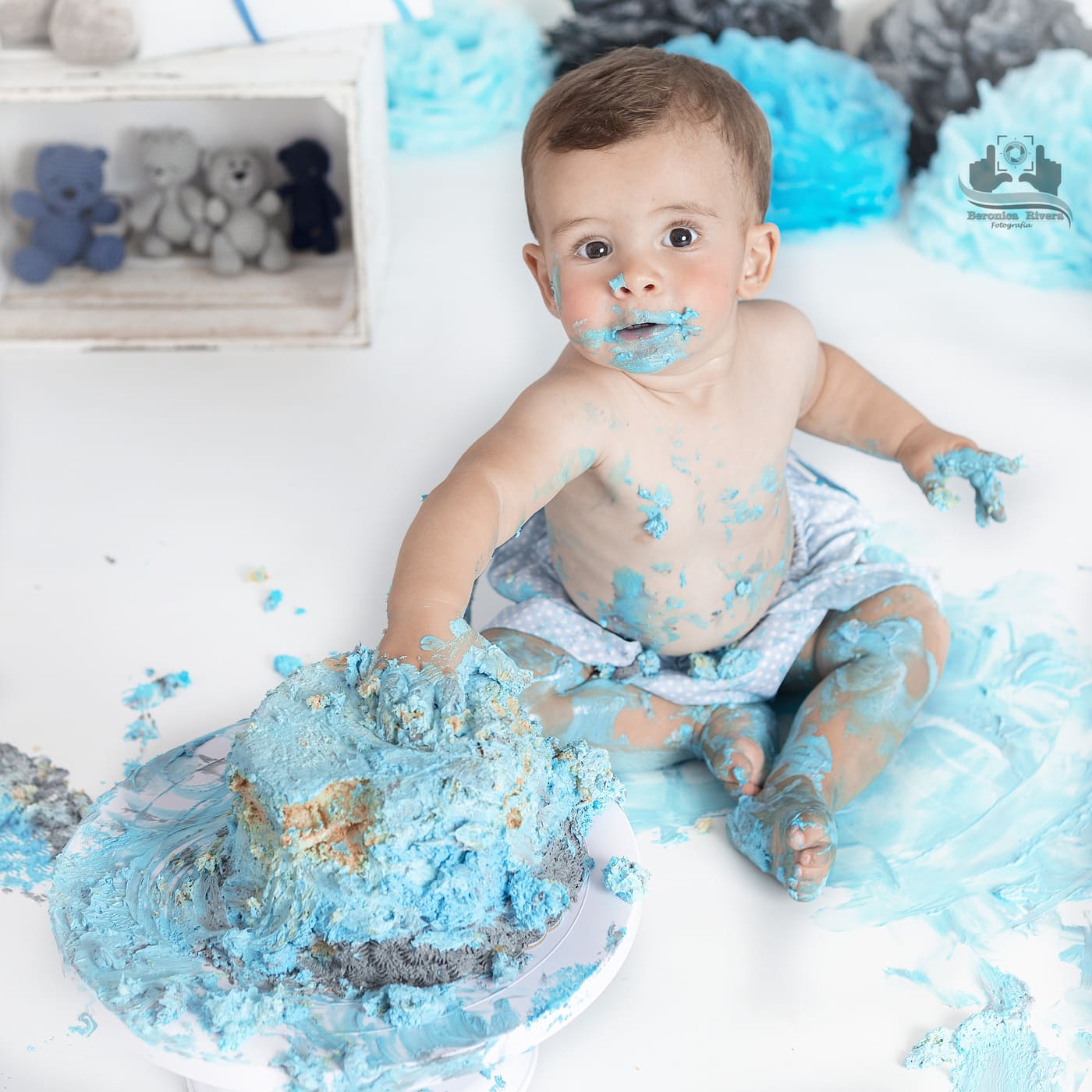 Fotografía en Fuengirola - Bebé de 1 año jugando con un pastel