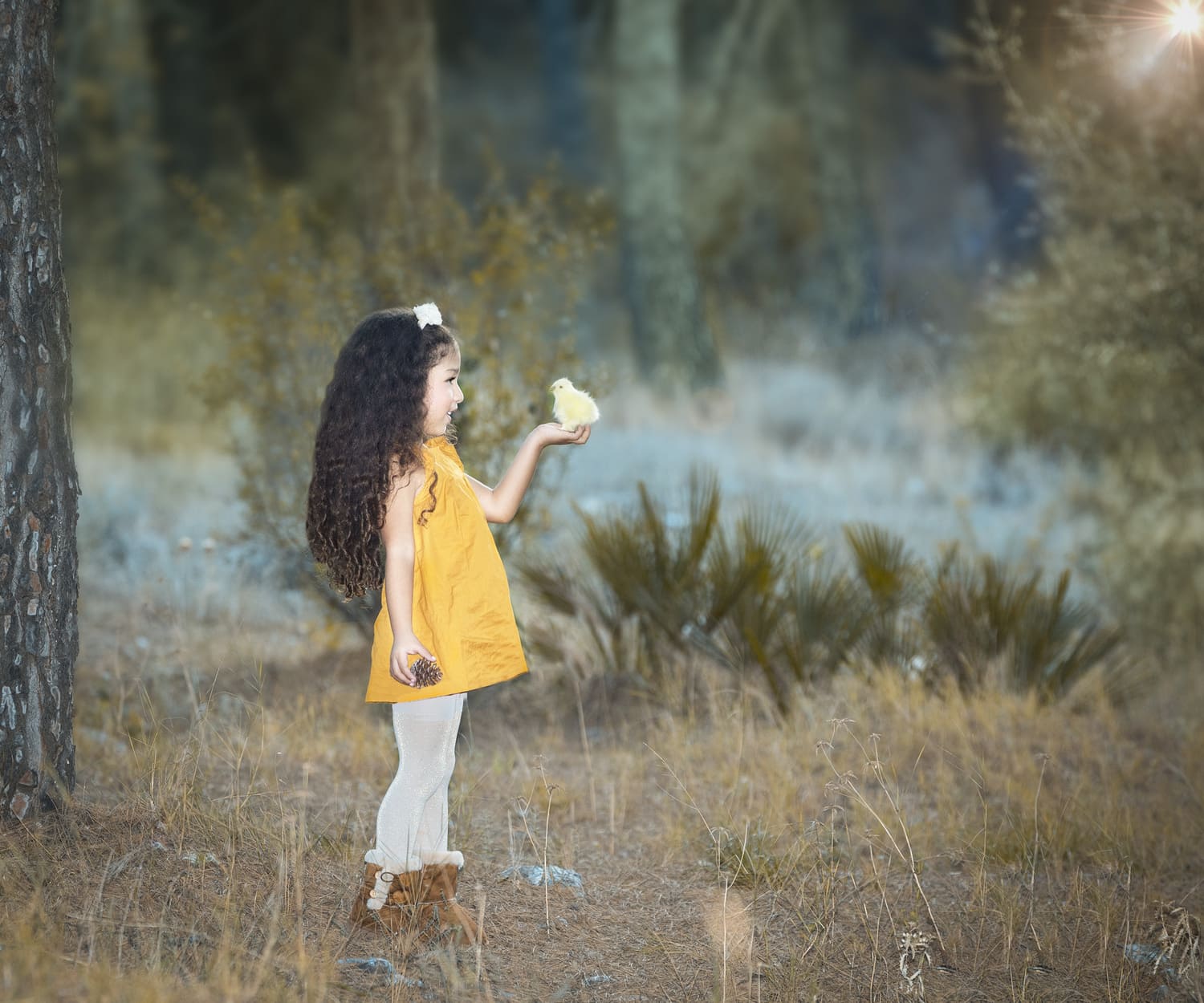 Fotografía en Fuengirola - Niña en el campo con vestido amarillo y un pájaro en su mano